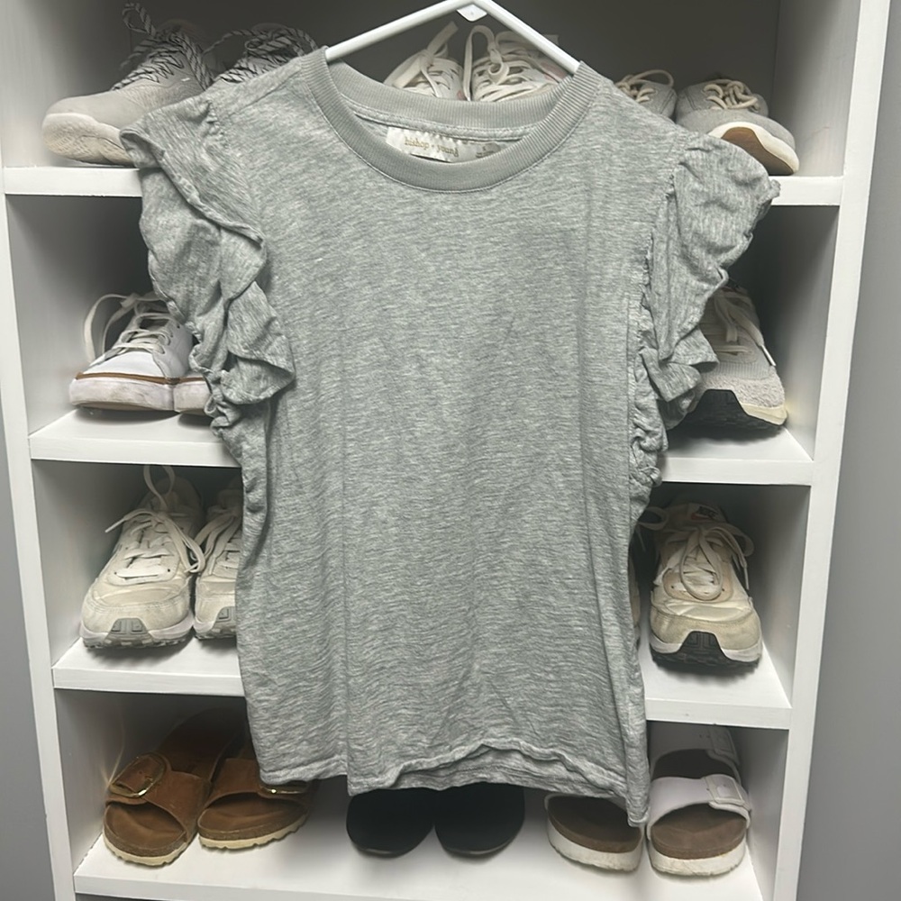 Gray boutique cotton top with ruffle sleeves in excellent condition